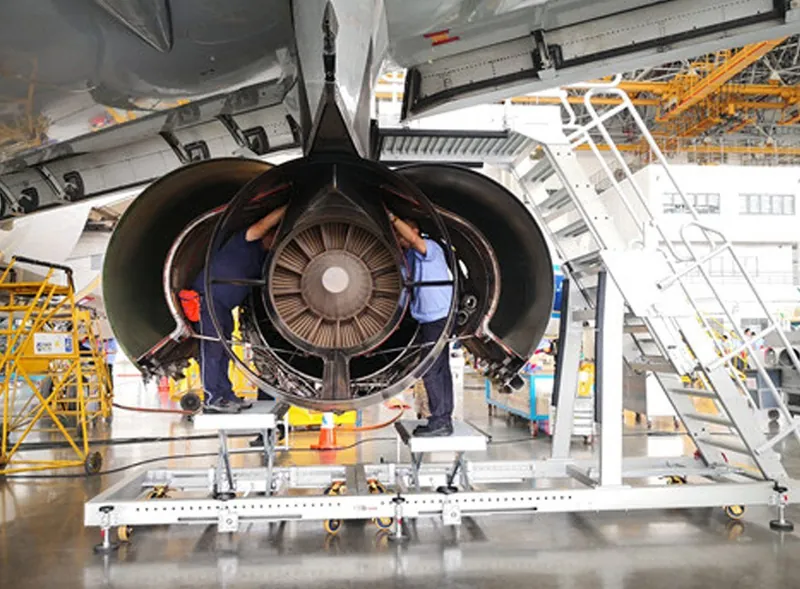 Platform at an open jet engine