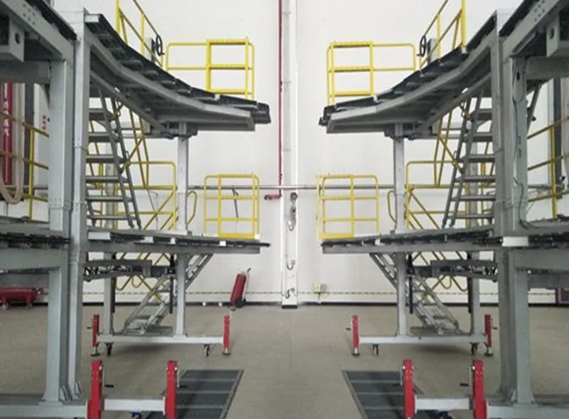 Nose dock platforms in a hangar