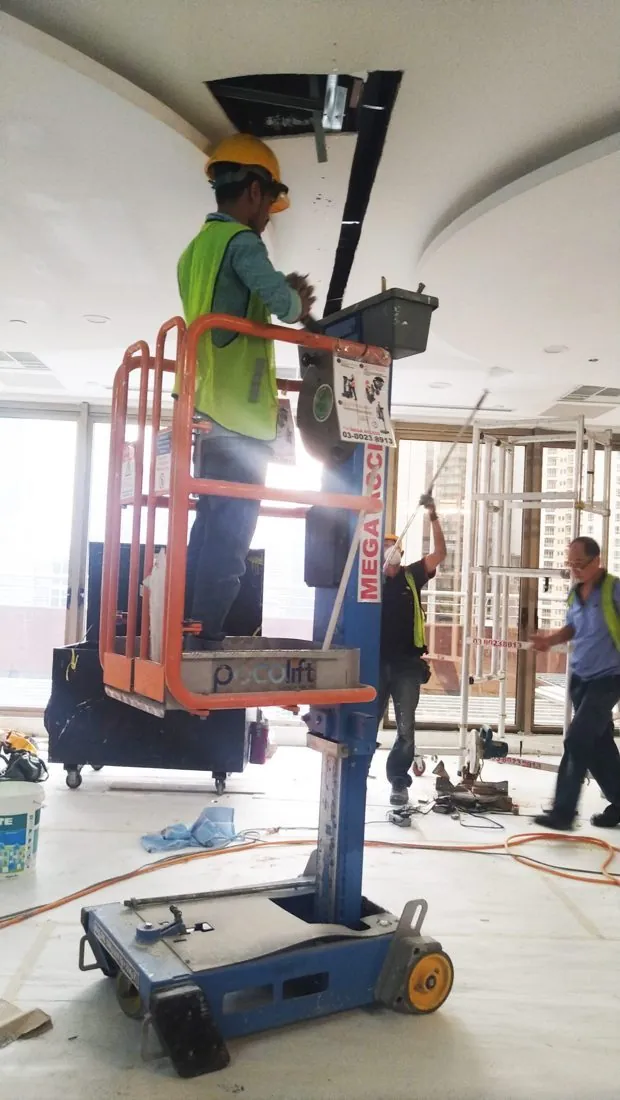 Worker on a Pecolift