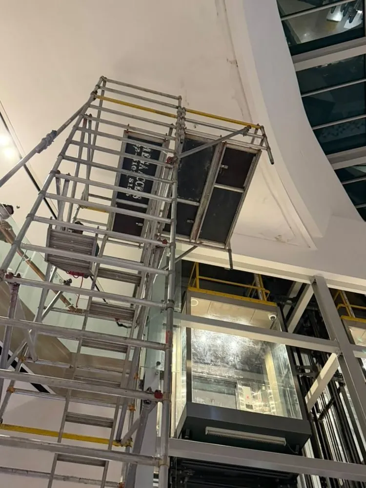 Cantilever platform reaching over an escalator void at Central i-City