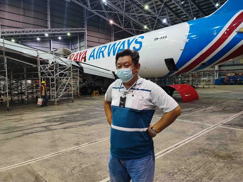 Mega crew beside a Raya Airways B767