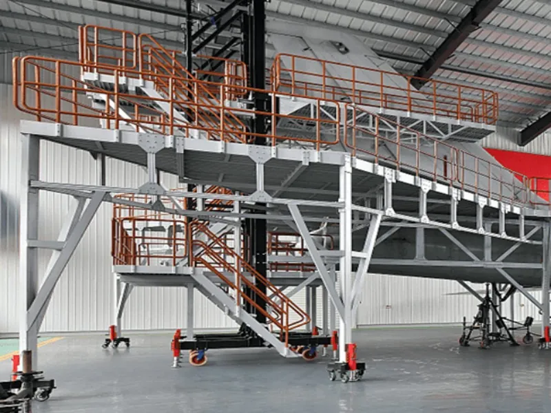 Tail dock platforms in a hangar