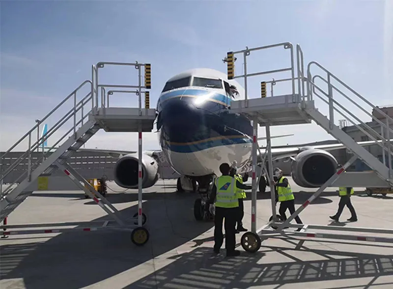 Windshield access platform at an aircraft nose