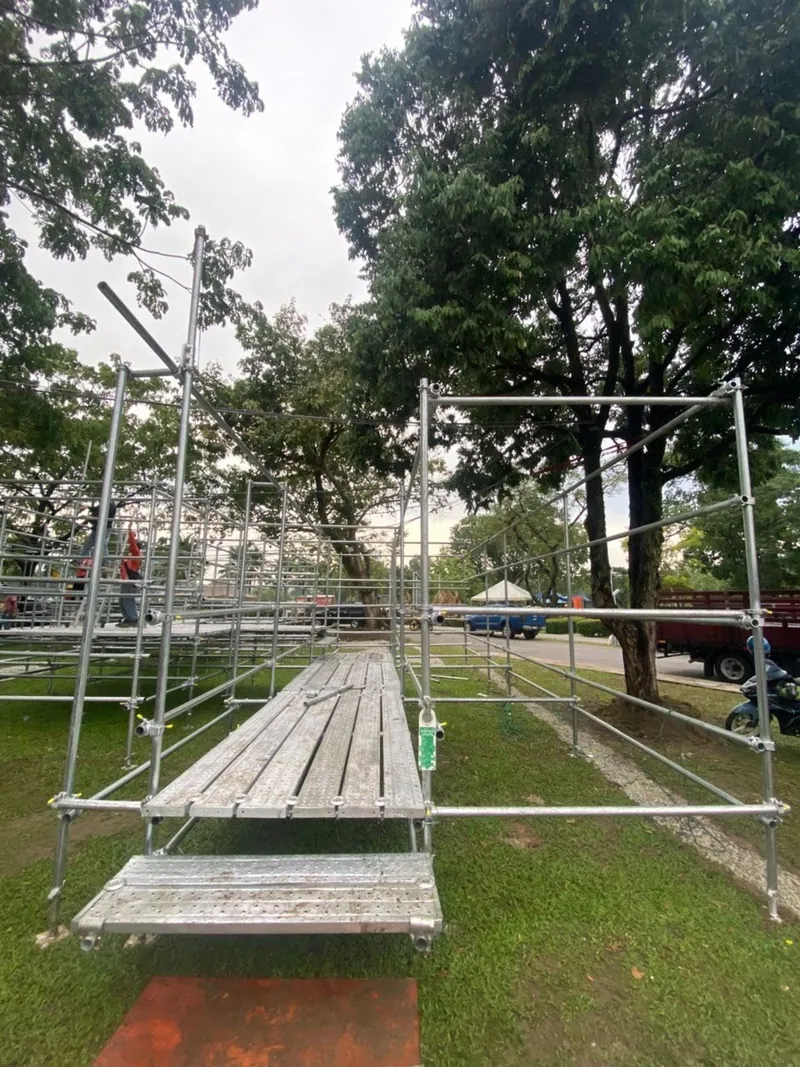 Tubular deck in a park