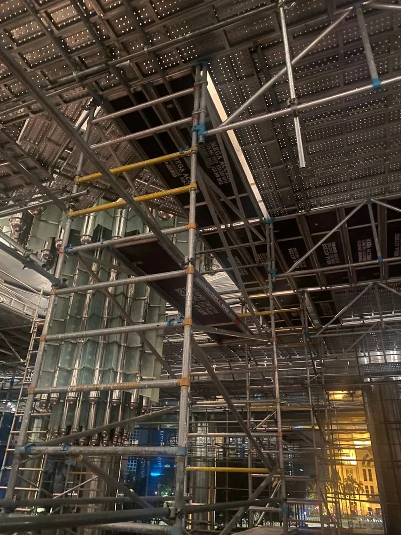 Tubular scaffold under a chandelier ceiling