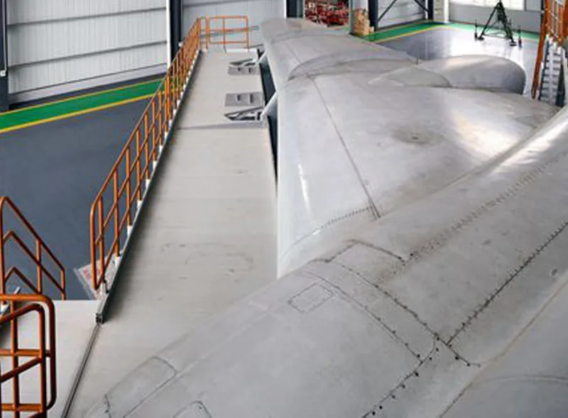 Wing dock deck beside an aircraft wing
